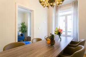 Art Deco 4 Bedrooms Flat in the City Center