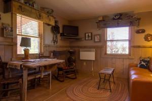 Secluded 1 Bedroom Cabin on 50 Acres of Land