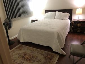 Hollywood Hills private room