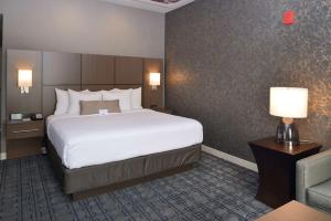 King Room with Sofa Bed and Roll-In Shower - Disability Access room in Best Western Plus Coalinga Inn