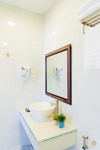 Phòng Giường Lớn có Cửa Sổ Lớn (King Room with Large Window)