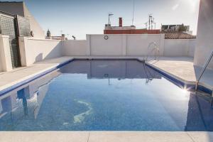 Atico con terraza ac 1hab en el centro y piscina comunitaria