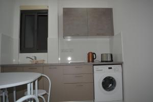 P.L Hermes Studios & Apartments