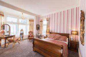 Deluxe Double Room room in Grovefield Manor