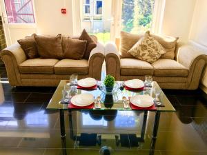 London 2 Bedroom Apartment, Kitchen, Reception and Private Garden