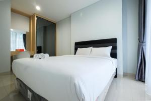 Well Furnished 1BR Brooklyn Alam Sutera Apartment By Travelio
