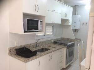 Bem localizado com sacada, churrasqueira, garagem e split