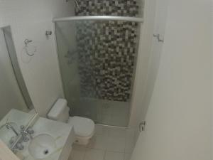 Bem localizado com sacada, churrasqueira, garagem e split