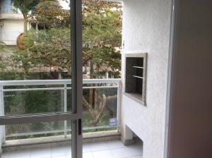 Bem localizado com sacada, churrasqueira, garagem e split