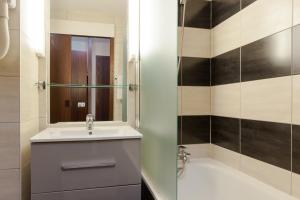 Hotels The Originals City, Hotel Castel Burgond, Dijon Ouest (Inter-Hotel) : photos des chambres