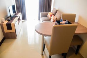 Cozy 1BR Apartment H Residence near MT Haryono By Travelio