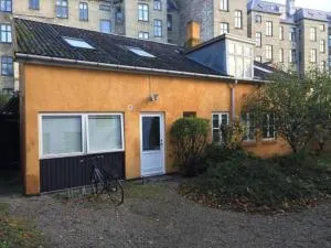 Rooms in quiet Yellow Courtyard Apartment - Hellerup