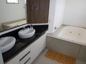 APARTAMENTO AMPLO - 3 SUÍTES - VISTA DESLUMBRANTE para O MAR NO CENTRO DE ITAPEMA, SC