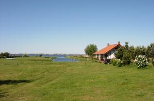 Svenceles 25 sodyba Namas su pirtimi ir krantine