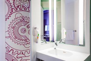 Hotels ibis Styles Paris Mairie De Clichy : Suite Standard avec Lit Double + Canapé Lits Jumeaux ou Canapé Double