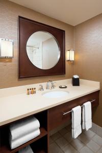 King Room room in Sheraton Cleveland Airport Hotel