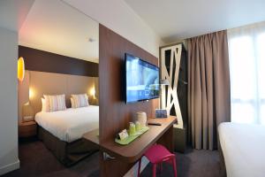 Hotels CAMPANILE PARIS - Clichy Centre : photos des chambres