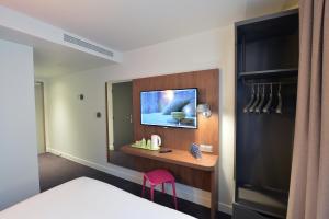 Hotels CAMPANILE PARIS - Clichy Centre : photos des chambres