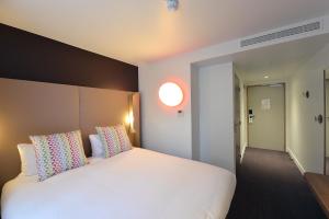 Hotels CAMPANILE PARIS - Clichy Centre : photos des chambres