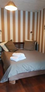 B&B / Chambres d'hotes la Varangue : Chambre Double - Vue sur Piscine