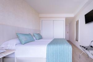 Double Room with Side Sea View  room in Palmasol