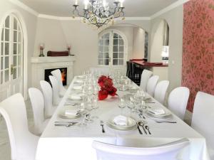 Villa de Lujo con Jardines y Piscina