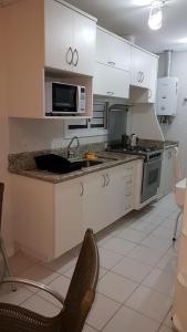 Bem localizado com sacada, churrasqueira, garagem e split