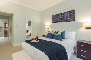 Relaxing and Spacious Kensington Apartment with Patio