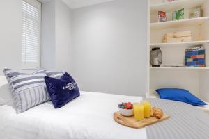 Relaxing and Spacious Kensington Apartment with Patio