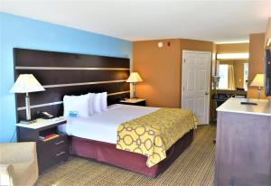 King Room - Non-Smoking room in Baymont by Wyndham Forest City