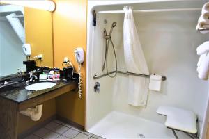 King Room - Disability Access/Non-Smoking room in Baymont by Wyndham Forest City