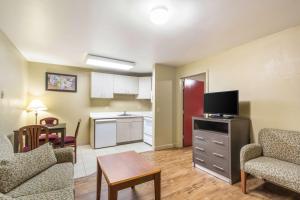 Queen Suite - Non-Smoking room in Econo Lodge Inn & Suites I-35 at Shawnee Mission