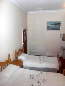 Basic Triple Room with Shared Bathroom room in Grafton House