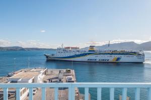 il porto di Milos Milos Greece