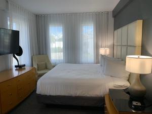 Queen Room - Disability Access room in The Streamline Hotel - Daytona Beach