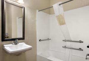 King Room - Disability Access/Non-Smoking room in Baymont by Wyndham Elizabethtown