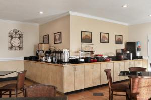 Queen Room with Two Queen Beds and Bath Tub - Mobility Accessible/Non-Smoking room in Ramada by Wyndham Elizabethtown