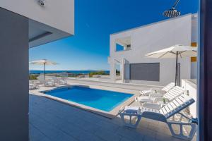 Dario 2. modern & luxury apartment with a pool