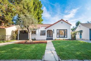 Three-Bedroom Apartment room in Luxurious Studio City Home