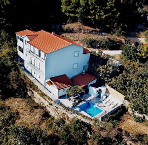 Villa Valenta-Klis near Split, heated pool & view