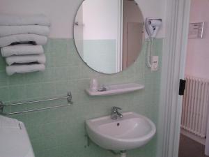 Hotels Adonis Lourdes - Notre Dame de la Sarte : Chambre Lits Jumeaux - Vue sur Montagne