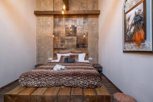 2-Bedroom Elegant Apartment in Mediterranean Style
