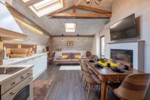 2-Bedroom Elegant Apartment in Mediterranean Style