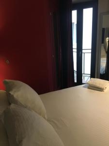 Hotels Hotel Boutique Richelieu, Lyon Gare Part-Dieu : Chambre Lit Queen-Size Standard - Côté Balcon - Occupation simple - Non remboursable