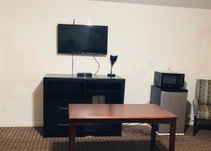 Deluxe Queen Room room in Travelers Inn Motel
