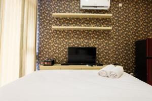 Prime Location Studio Apartment at Elpis Residence near Ancol By Travelio