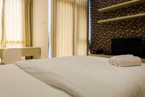 Prime Location Studio Apartment at Elpis Residence near Ancol By Travelio