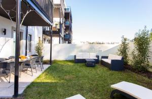 JOIVY Stunning 2BR Apt with garden, by the Avenida subway and Botanical Garden of Lisbon