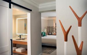 King Suite - Ocean Front room in Pelican Grand Beach Resort a Noble House Resort
