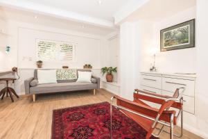 Vibrant Oversized Studio in Leafy Balgowlah